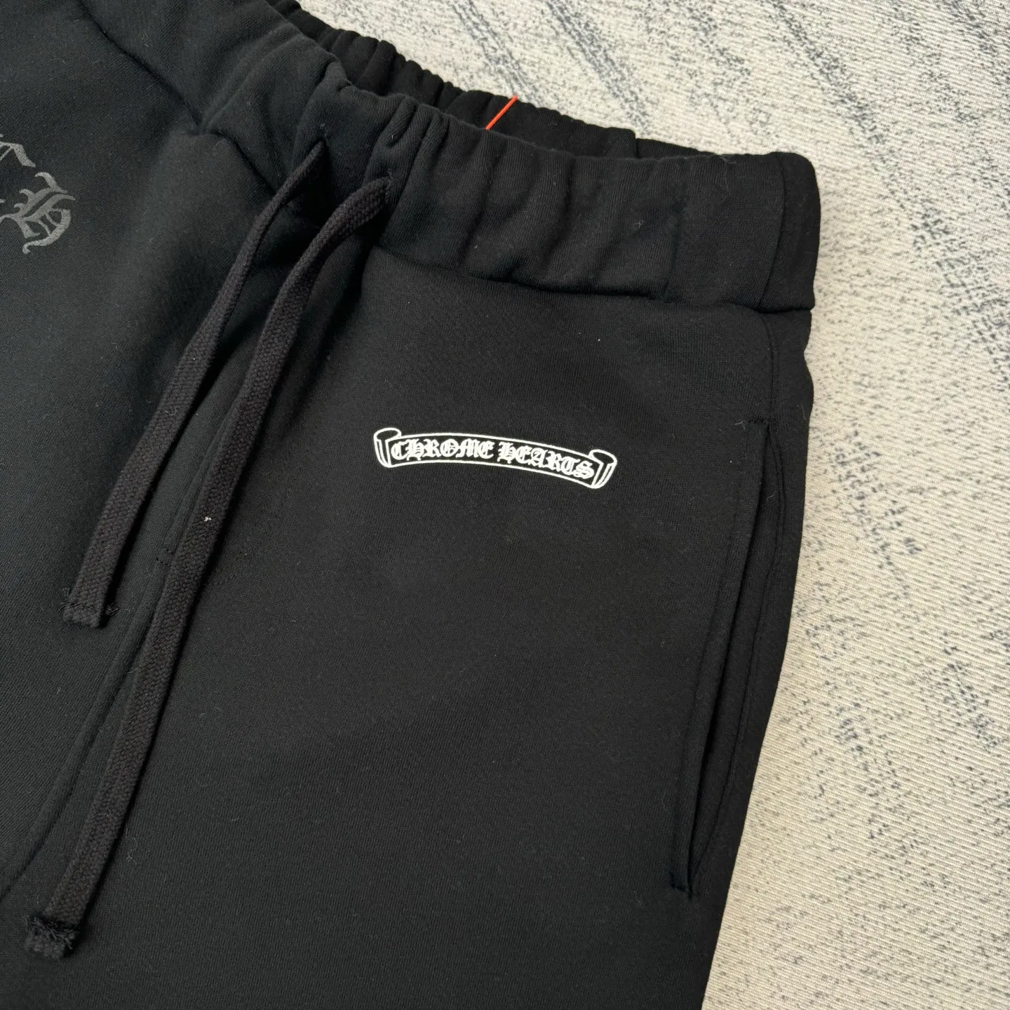 P366 Chrome Heart Ch Sanskrit black loose-fitting leggings sweatpants Size: S/M/L Made of high-weight plus velvet cotton fabric, which combines warmth and crisp texture. The version is the popular "wide at the top and narrow at the bottom" leggings silhouette. It is equipped with a drawstring waistband, double side pockets and back pockets. While maintaining the casual feel of the street, it highlights the tonality of luxury items through high-tech printing and fabric texture.